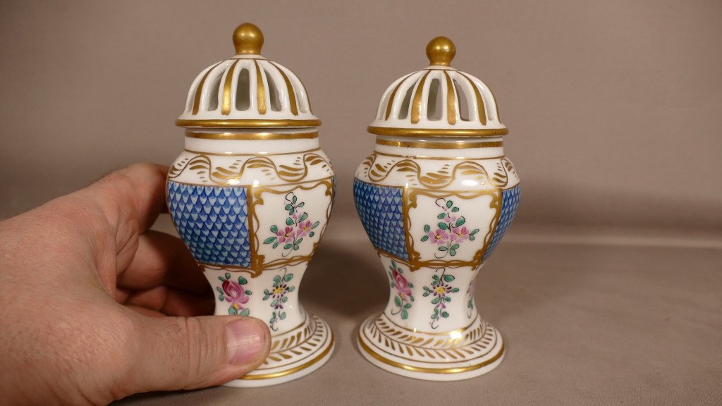 Samson, Pair Of Perfume Or Incense Burners In Porcelain Painted With Flowers, 19th Century-photo-3