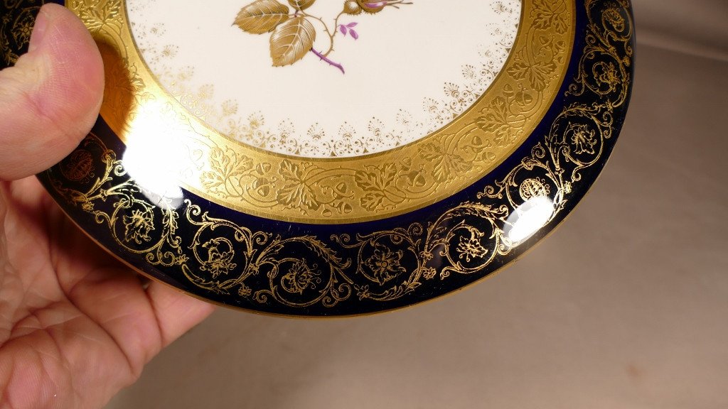 Box, Round Box In Limoges Porcelain, Gold Inlay And Roses -photo-2