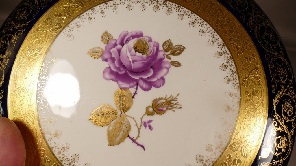 Box, Round Box In Limoges Porcelain, Gold Inlay And Roses -photo-3