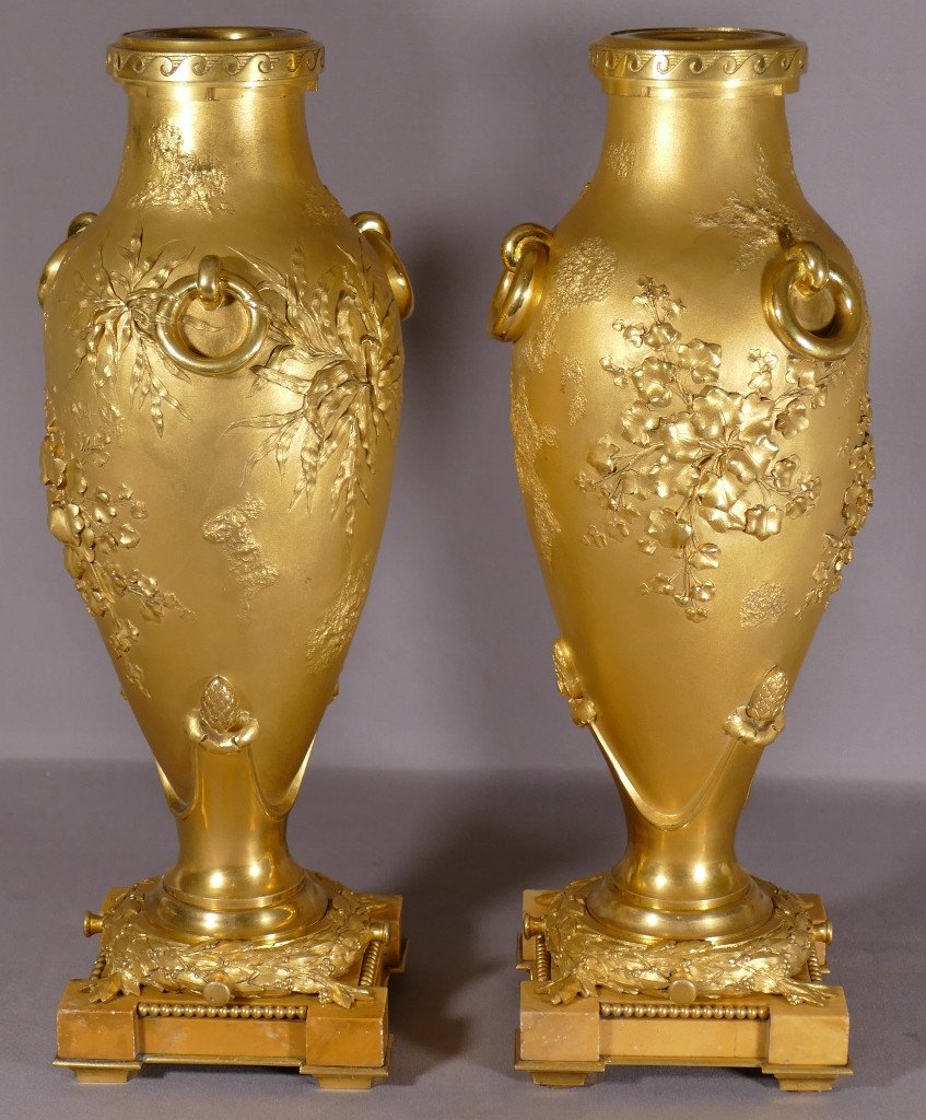 Paire De Cassolettes Vases Japonisants En Bronze Doré Aux Fleurs Ciselées, époque XIX ème