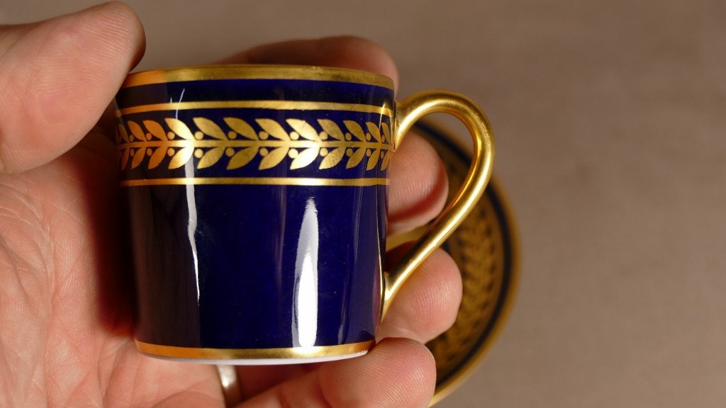 Bernardaud, Mocha Cup In Oven Blue Porcelain And Bay Leaves Gilded With Fine Gold-photo-2