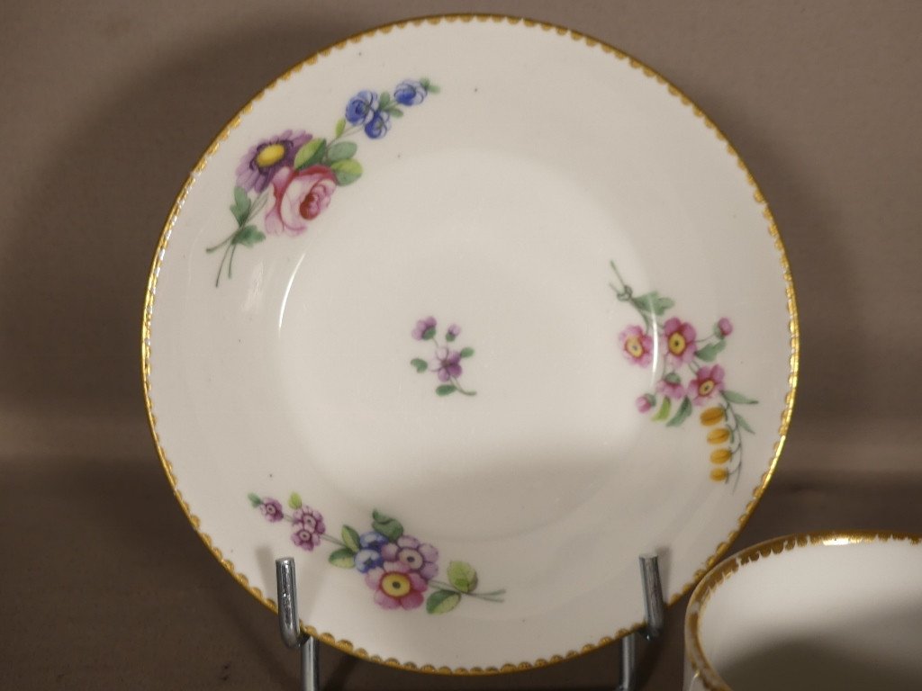 Tasse En Porcelaine De Sèvres XVIII ème Décor De Fleurs, Marque Cc Pour 1780-photo-3