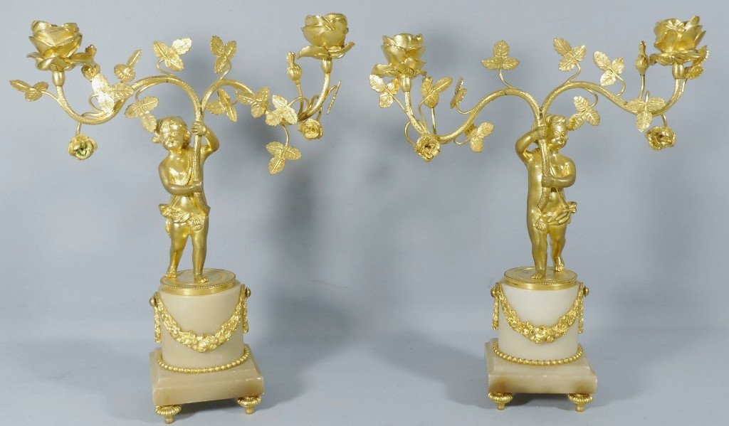 Paire De Chandeliers Louis XVI Aux Putti Et Roses, Bronze Doré Et Albâtre, XIX ème 