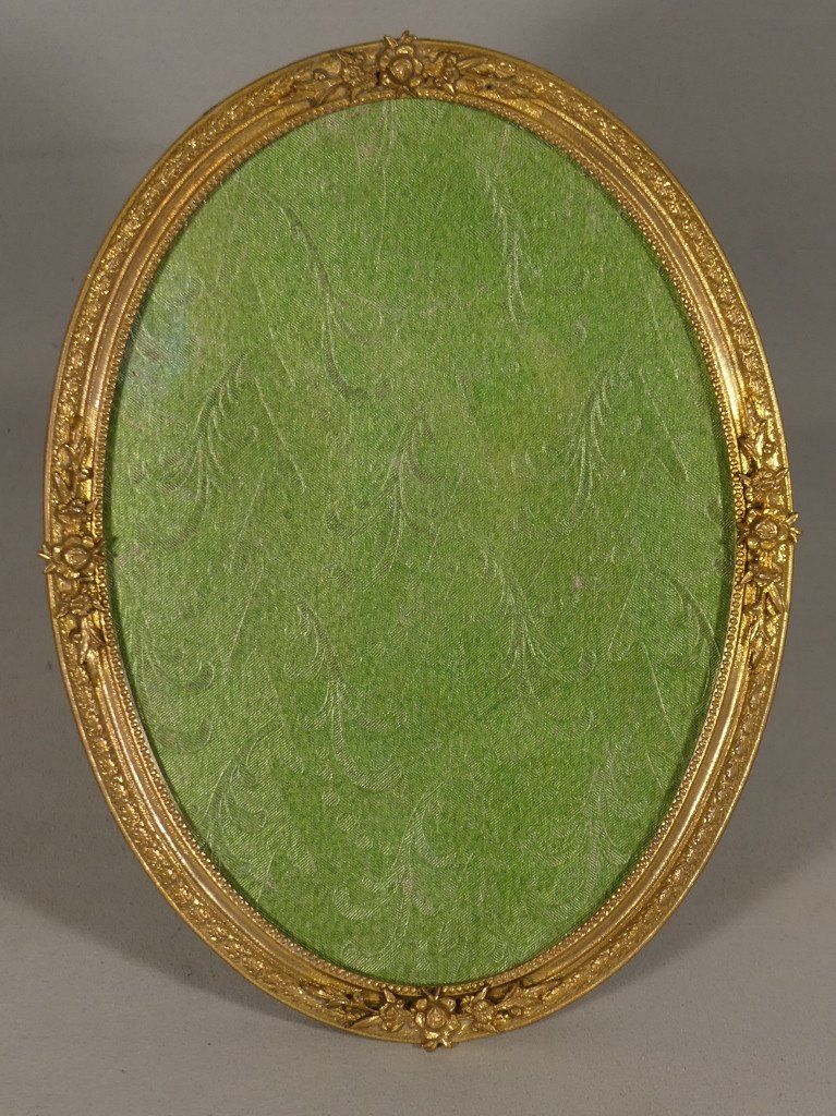 Oval Photo Frame In Gilt Bronze Chiseled With Flowers, Louis XVI Style, Early 20th Century