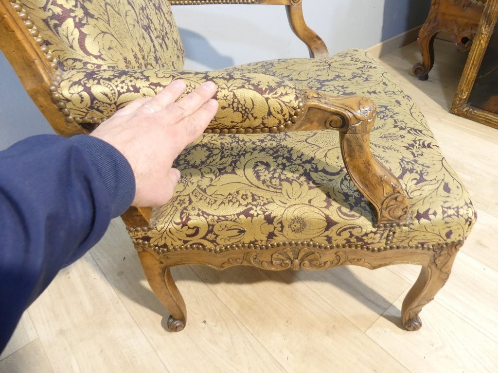 Large Fauteuil d'époque Régence En Noyer Richement Sculpté, Début XVIII ème Siècle-photo-3