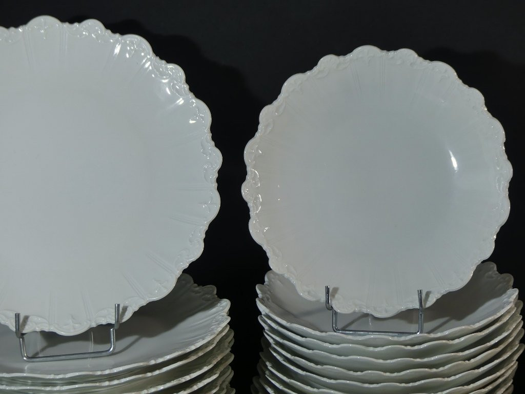 Raynaud Limoges, Service Pour 12 Personnes En Porcelaine Blanche Textur&eacute;e En Relief-photo-2