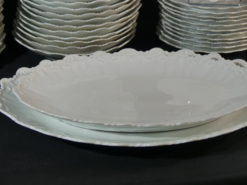 Raynaud Limoges, Service Pour 12 Personnes En Porcelaine Blanche Textur&eacute;e En Relief-photo-3