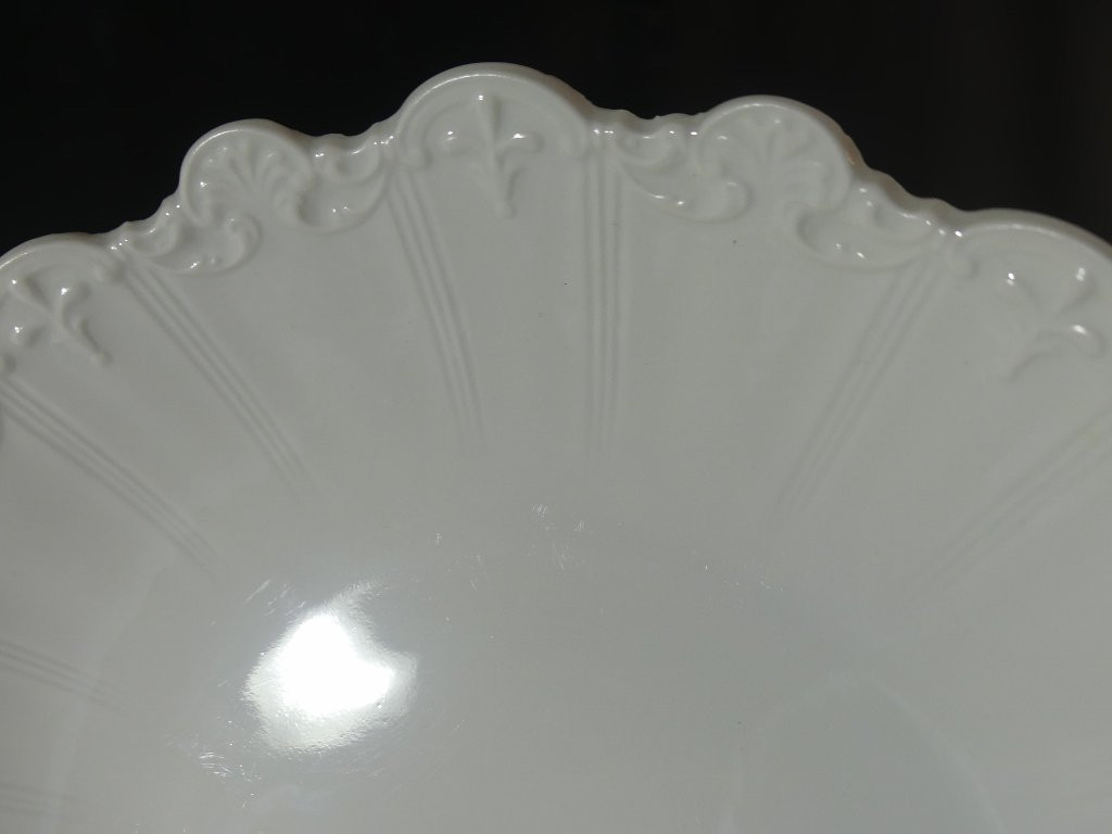 Raynaud Limoges, Service Pour 12 Personnes En Porcelaine Blanche Textur&eacute;e En Relief-photo-2