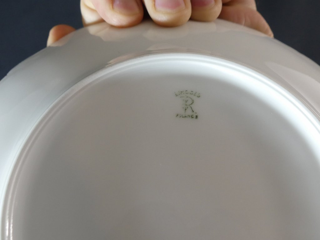 Raynaud Limoges, Service Pour 12 Personnes En Porcelaine Blanche Textur&eacute;e En Relief-photo-3