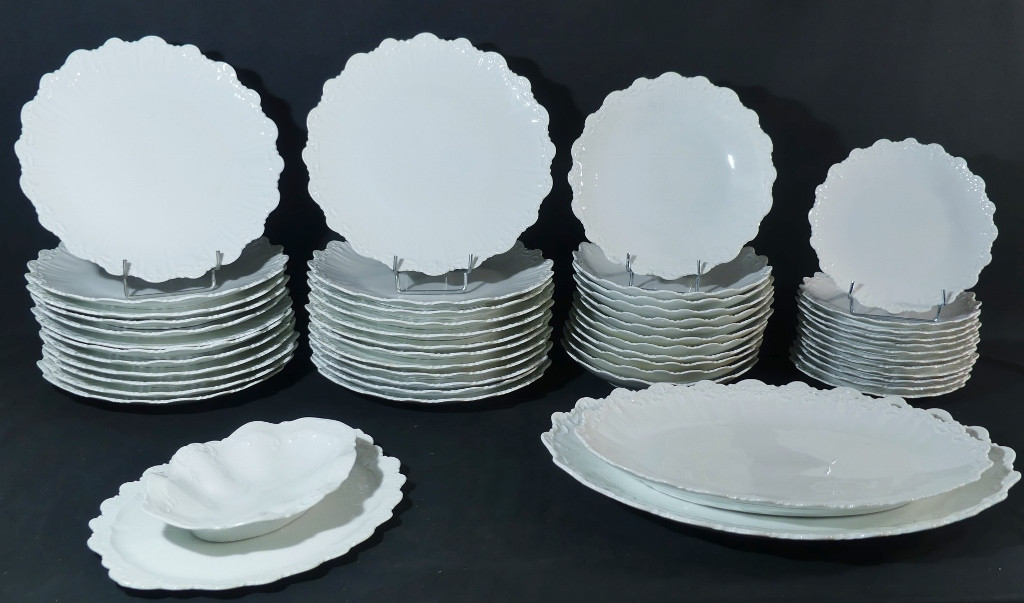 Raynaud Limoges, Service Pour 12 Personnes En Porcelaine Blanche Textur&eacute;e En Relief