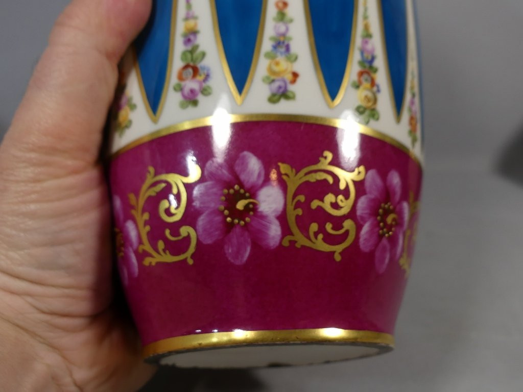 Vase En Porcelaine De Limoges Peint à La Main De Fleurs, Fond Rose Et Bleu-photo-1