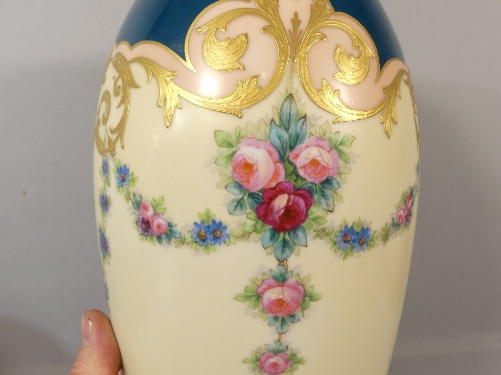 Grand Vase En Porcelaine De Limoges Aux Roses Et Myosotis, Décor Doré à l'Or Fin-photo-2