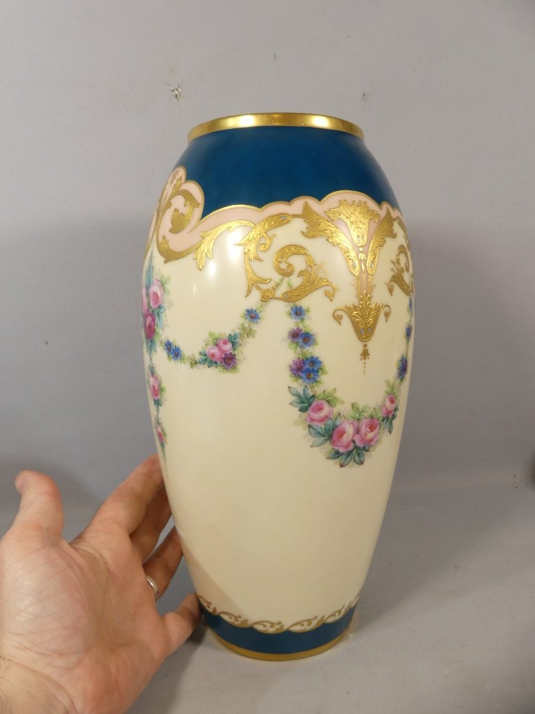 Grand Vase En Porcelaine De Limoges Aux Roses Et Myosotis, Décor Doré à l'Or Fin-photo-5
