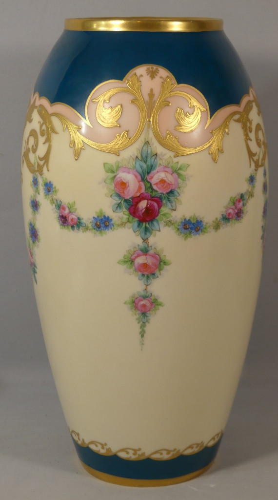 Grand Vase En Porcelaine De Limoges Aux Roses Et Myosotis, Décor Doré à l'Or Fin