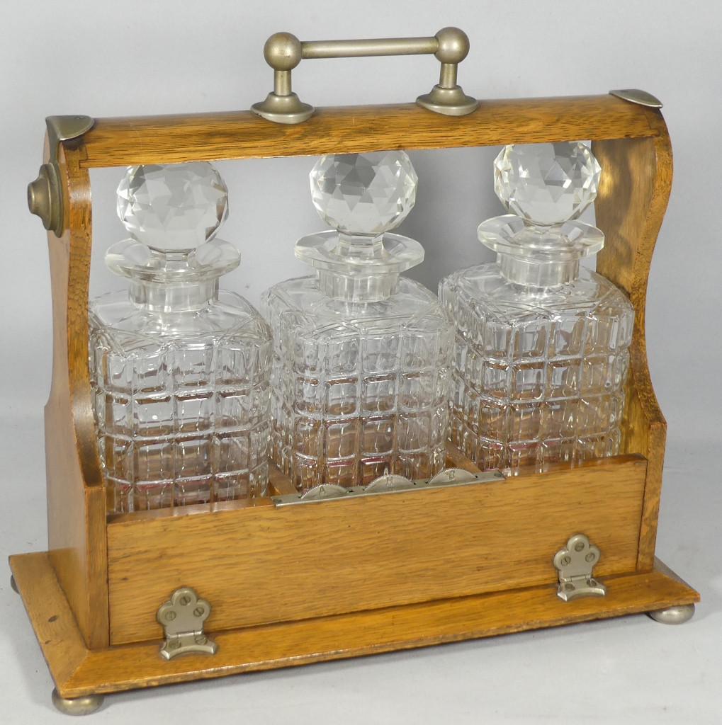 Cave &agrave; Whisky &agrave; 3 Carafes En Cristal Et Ch&ecirc;ne, Angleterre, D&eacute;but XX &egrave;me, Fermeture &agrave; Code