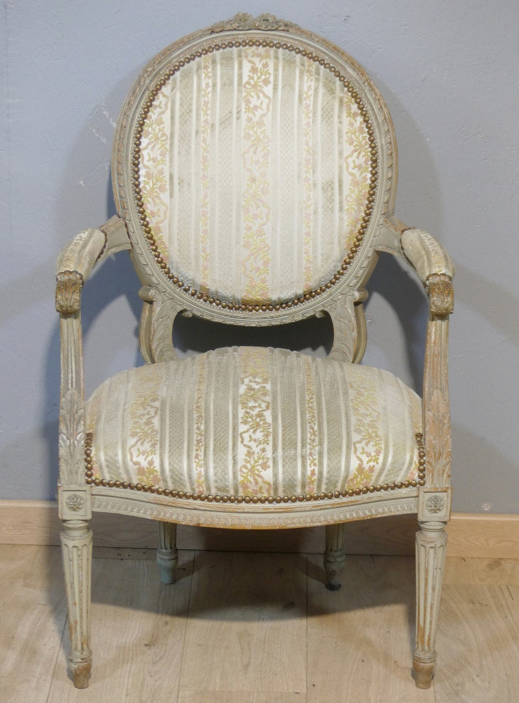 Fauteuil de style Louis XVI en bois sculpt&eacute; et laqu&eacute;, &eacute;poque XIX &egrave;me si&egrave;cle