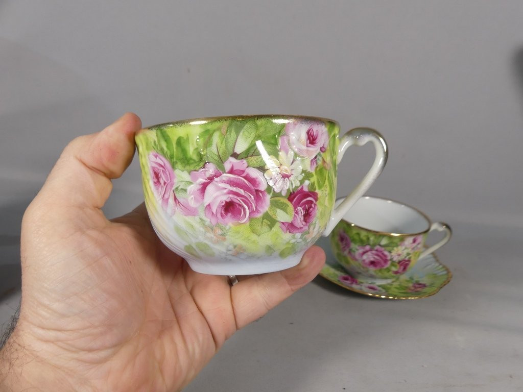 Paire de tasses déjeuner en porcelaine de Limoges, les roses rehaussé main-photo-3