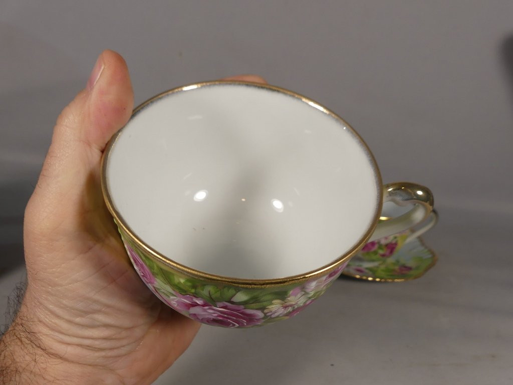 Paire de tasses déjeuner en porcelaine de Limoges, les roses rehaussé main-photo-1