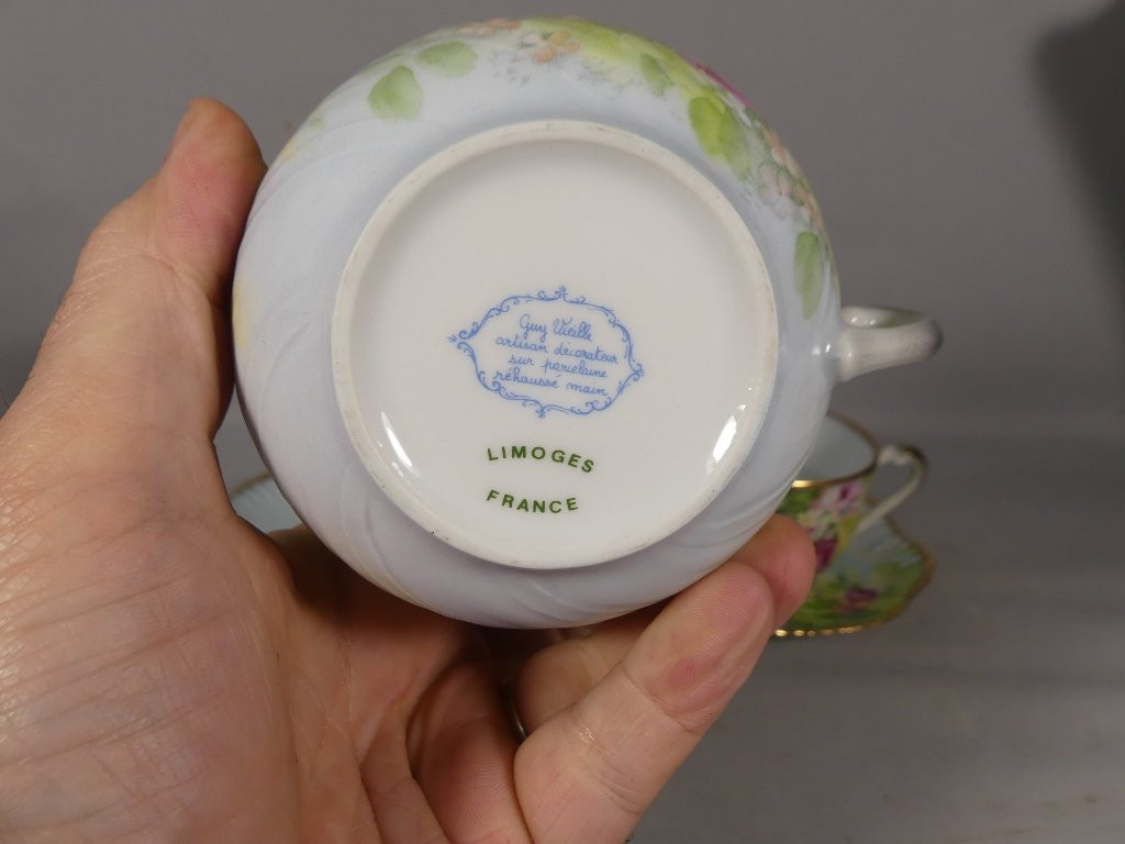 Paire de tasses déjeuner en porcelaine de Limoges, les roses rehaussé main-photo-2