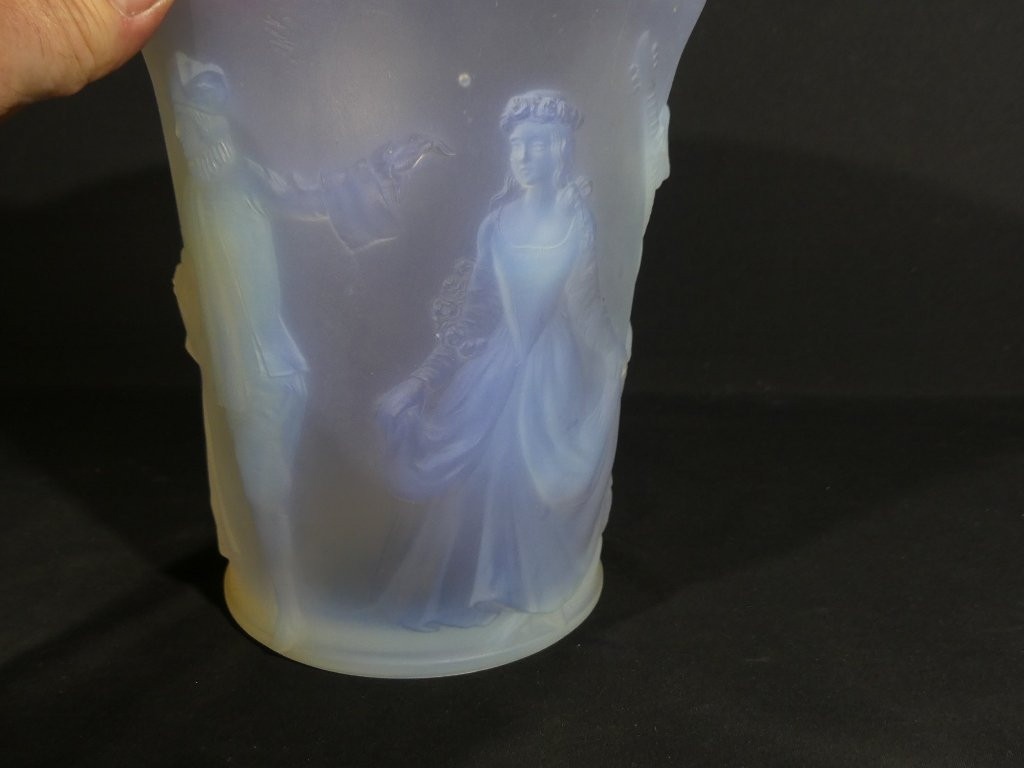 Sabino Menuet, vase en verre moulé opalescent à décor de personnages danse et musique-photo-1
