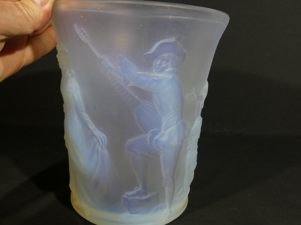 Sabino Menuet, vase en verre moulé opalescent à décor de personnages danse et musique-photo-3