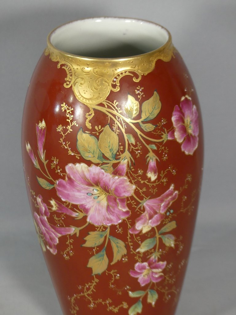 Vase en porcelaine de Limoges aux fleurs peintes à la main et rinceaux dorés à l'or fin-photo-2