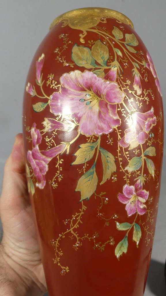 Vase en porcelaine de Limoges aux fleurs peintes à la main et rinceaux dorés à l'or fin-photo-3