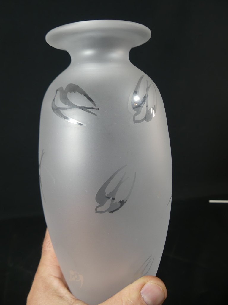 Vase en cristal de Sèvres décor aux hirondelles givré, époque milieu XX ème-photo-4