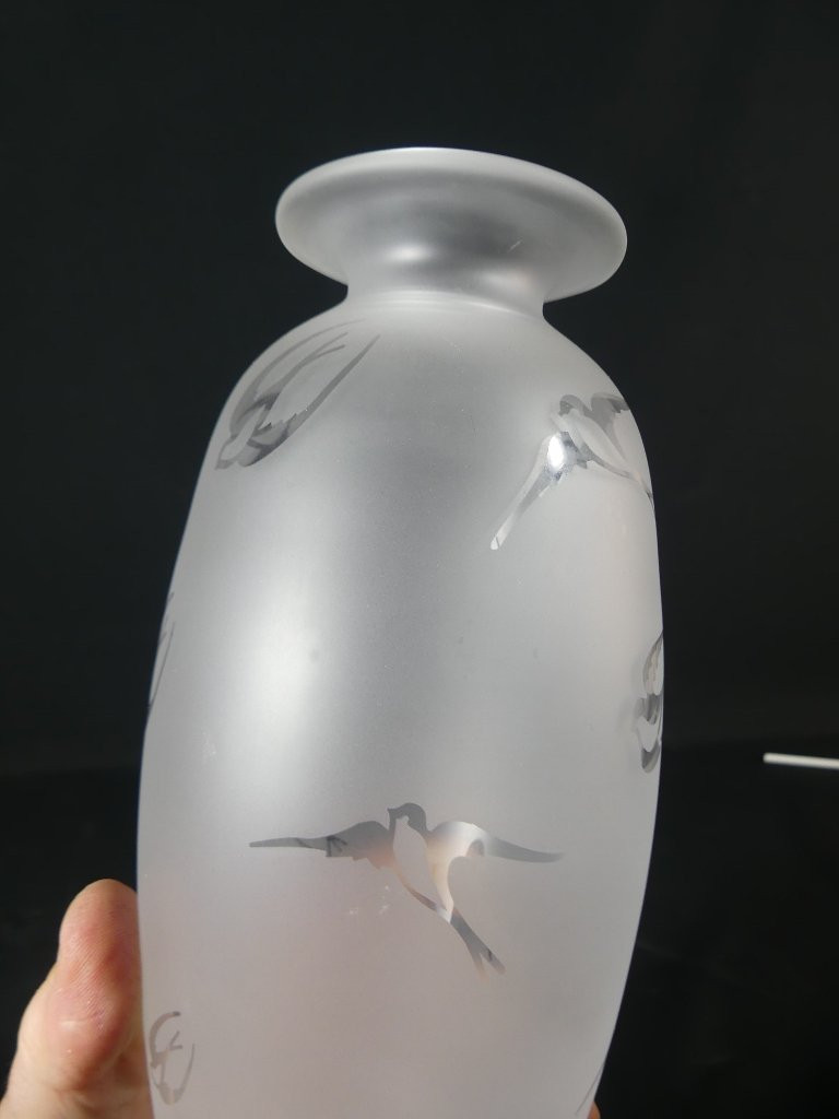 Vase en cristal de Sèvres décor aux hirondelles givré, époque milieu XX ème-photo-2
