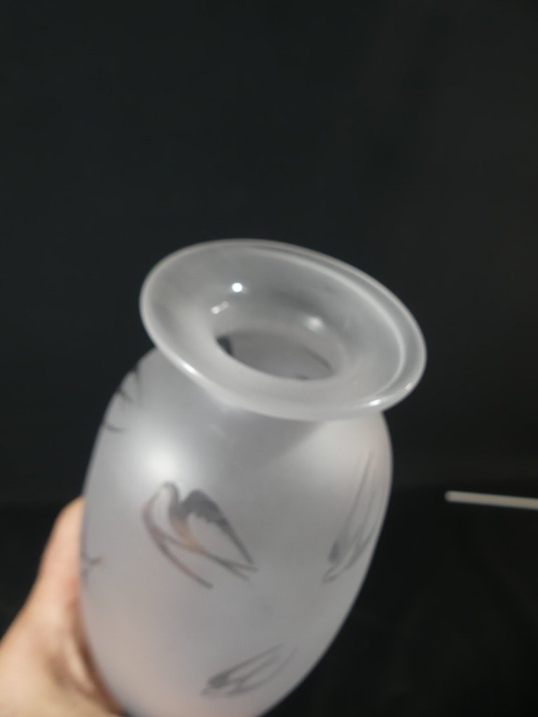 Vase en cristal de Sèvres décor aux hirondelles givré, époque milieu XX ème-photo-3