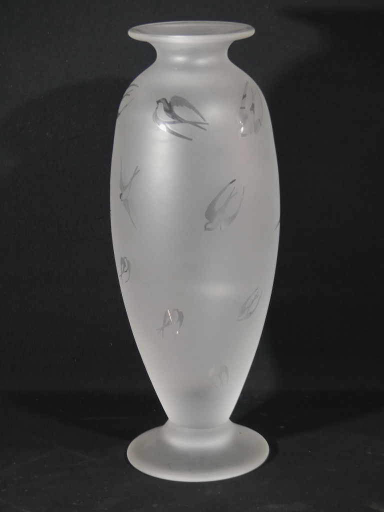 Vase en cristal de Sèvres décor aux hirondelles givré, époque milieu XX ème
