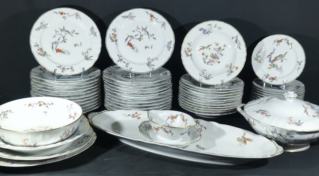 Bernardaud Condé d'après un modèle de Chantilly XVIII ème, service 12 personnes en porcelaine
