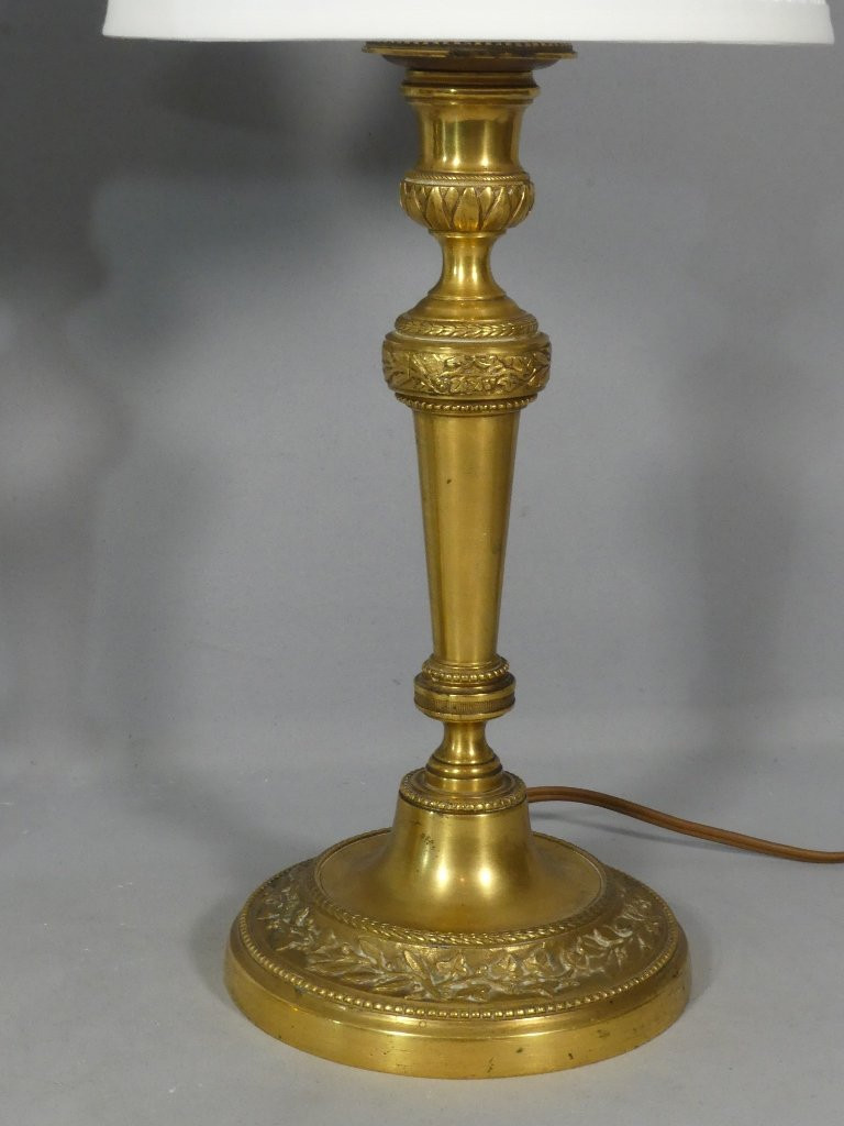 Paire de lampes bougeoirs Louis XVI en bronze ciselé et doré, époque XVIII ème siècle-photo-3