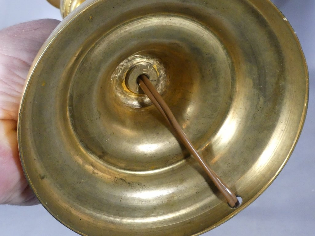 Paire de lampes bougeoirs Louis XVI en bronze ciselé et doré, époque XVIII ème siècle-photo-3