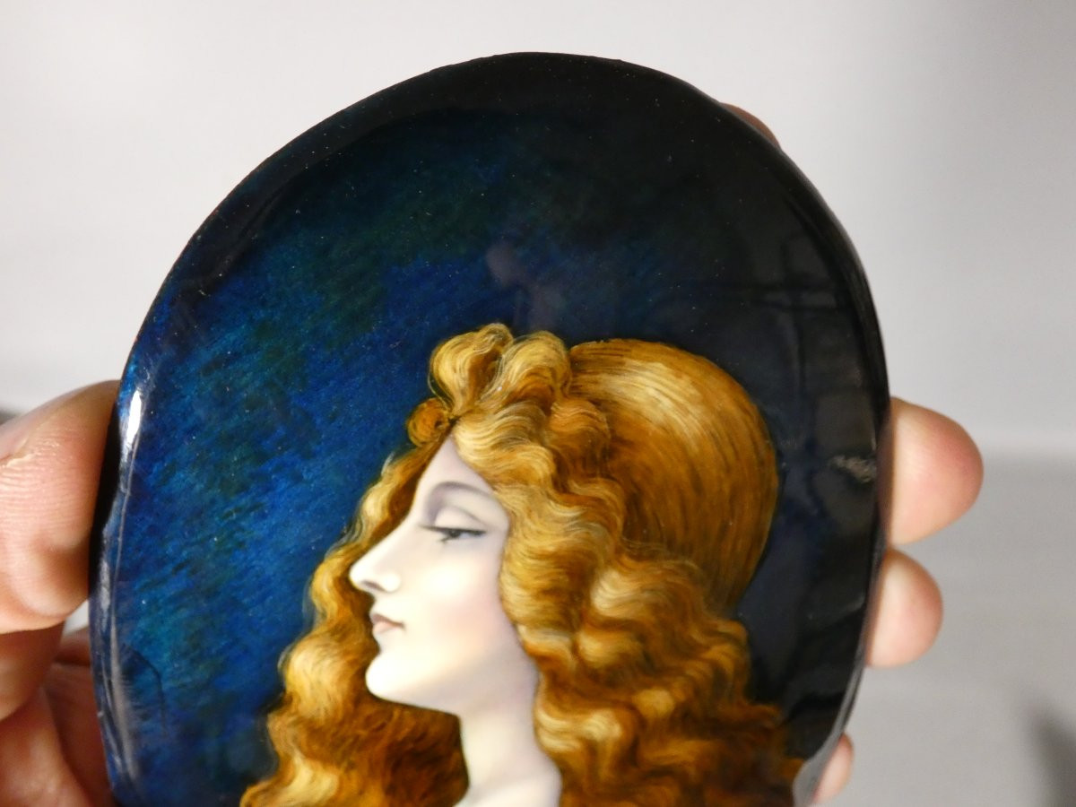 Louis Clément (1882-1977), portrait de femme,grand médaillon en émail peint de Limoges -photo-1
