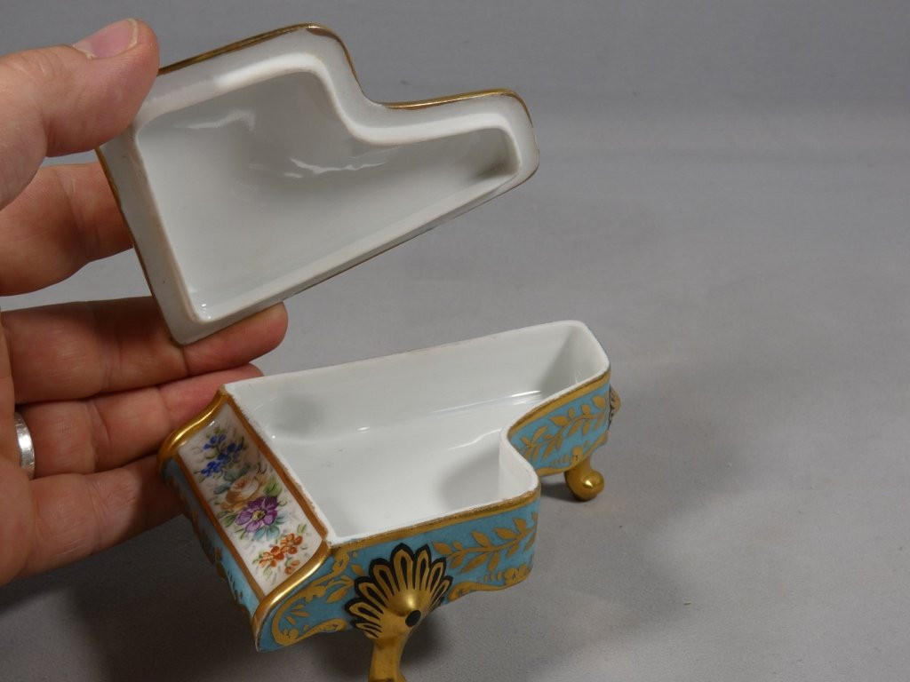 Piano-shaped Jewelry Box With Sèvres Decor In Hand-painted Limoges Porcelain-photo-1