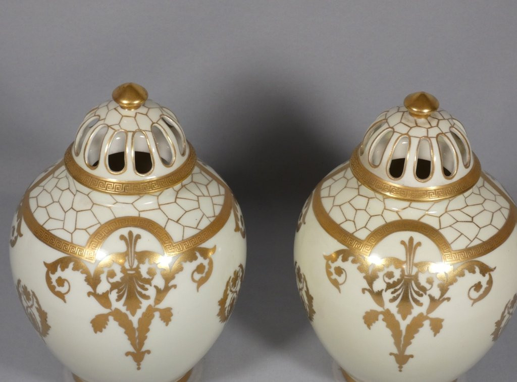 Paire de pots pourris ou brûle parfum en porcelaine de Limoges blanche et or, époque début XX è-photo-2
