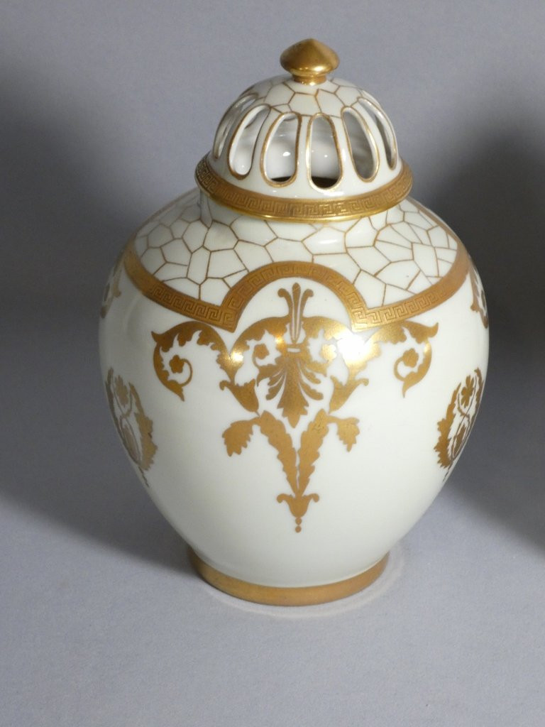 Paire de pots pourris ou brûle parfum en porcelaine de Limoges blanche et or, époque début XX è-photo-3
