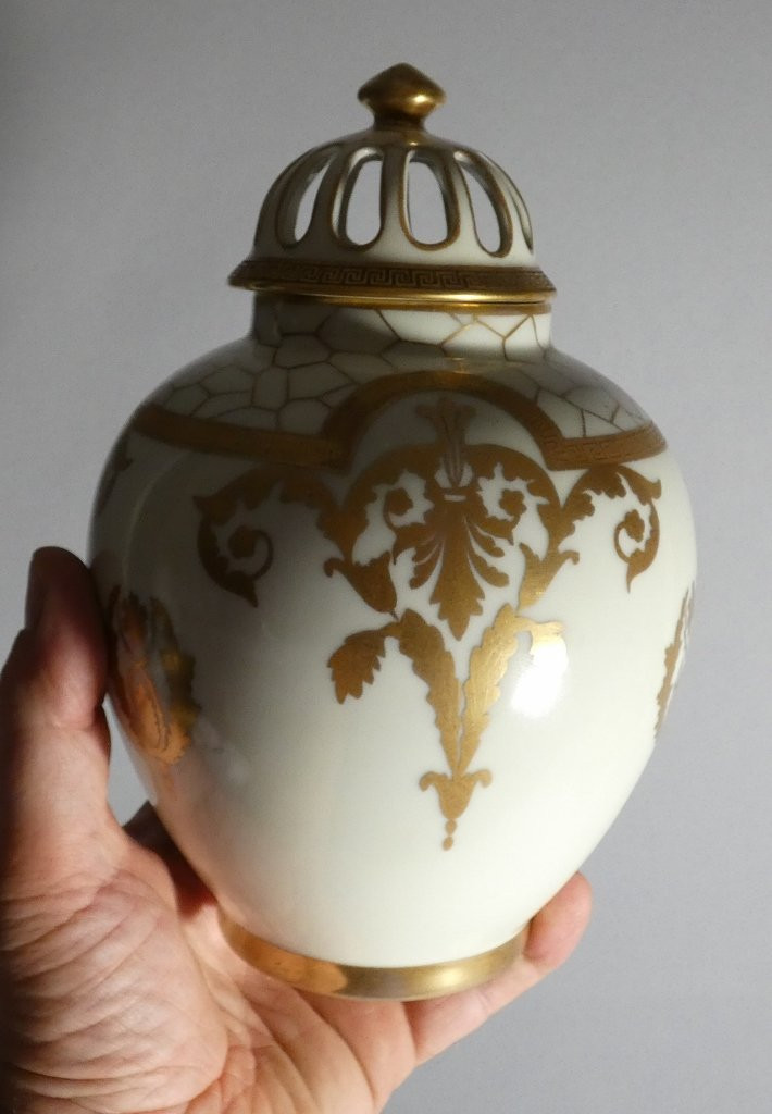 Paire de pots pourris ou brûle parfum en porcelaine de Limoges blanche et or, époque début XX è-photo-4