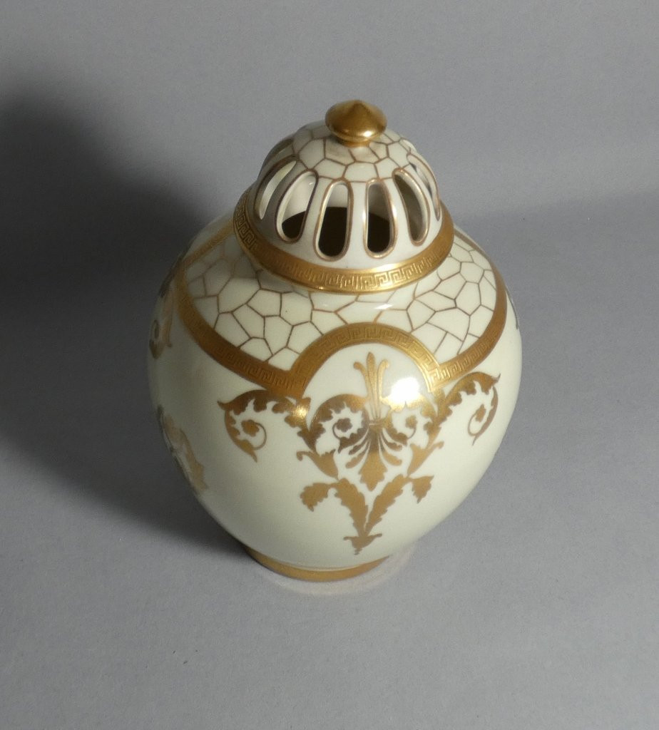 Paire de pots pourris ou brûle parfum en porcelaine de Limoges blanche et or, époque début XX è-photo-2