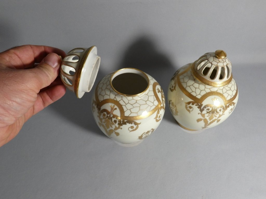 Paire de pots pourris ou brûle parfum en porcelaine de Limoges blanche et or, époque début XX è-photo-3