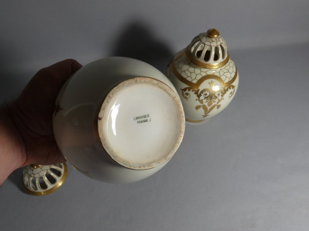 Paire de pots pourris ou brûle parfum en porcelaine de Limoges blanche et or, époque début XX è-photo-5