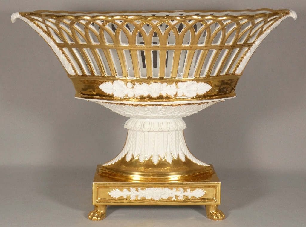 Corbeille, coupe navette Empire en porcelaine de Paris doré et blanche, époque début XIX ème