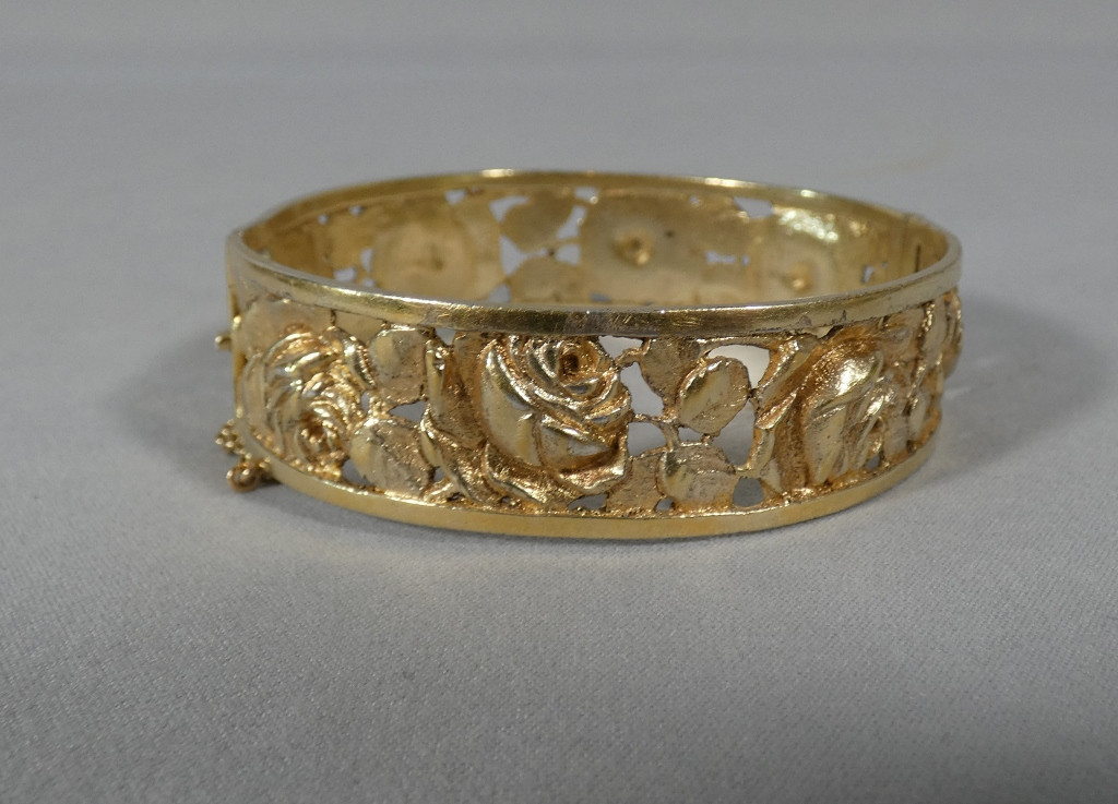 Bracelet aux roses en métal doré, époque 1960