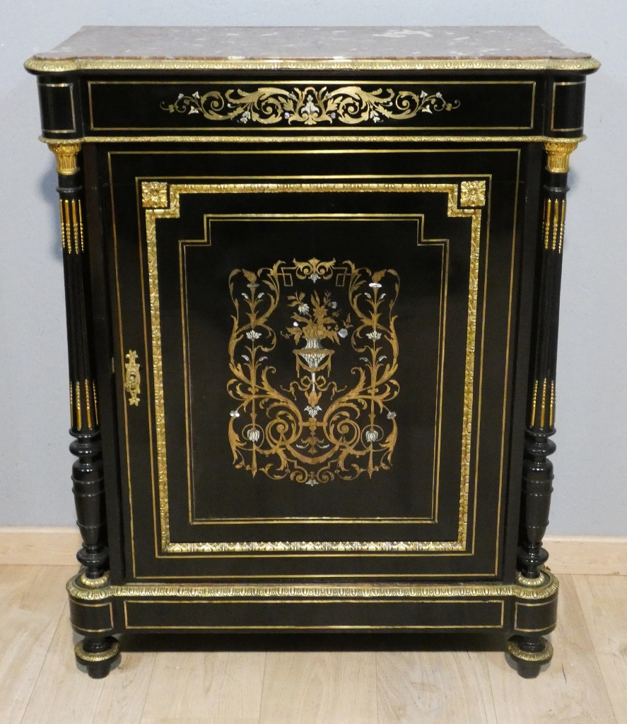 Buffet à hauteur d'appui Napoléon III en bois noirci, marqueterie de laiton, nacre et os, XIX è