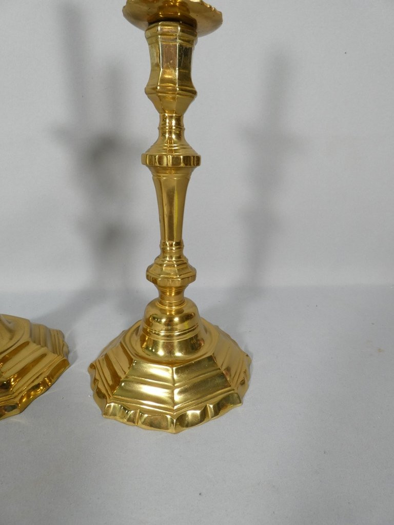 Paire de bougeoirs Louis XV en laiton doré, époque XVIII ème siècle-photo-2