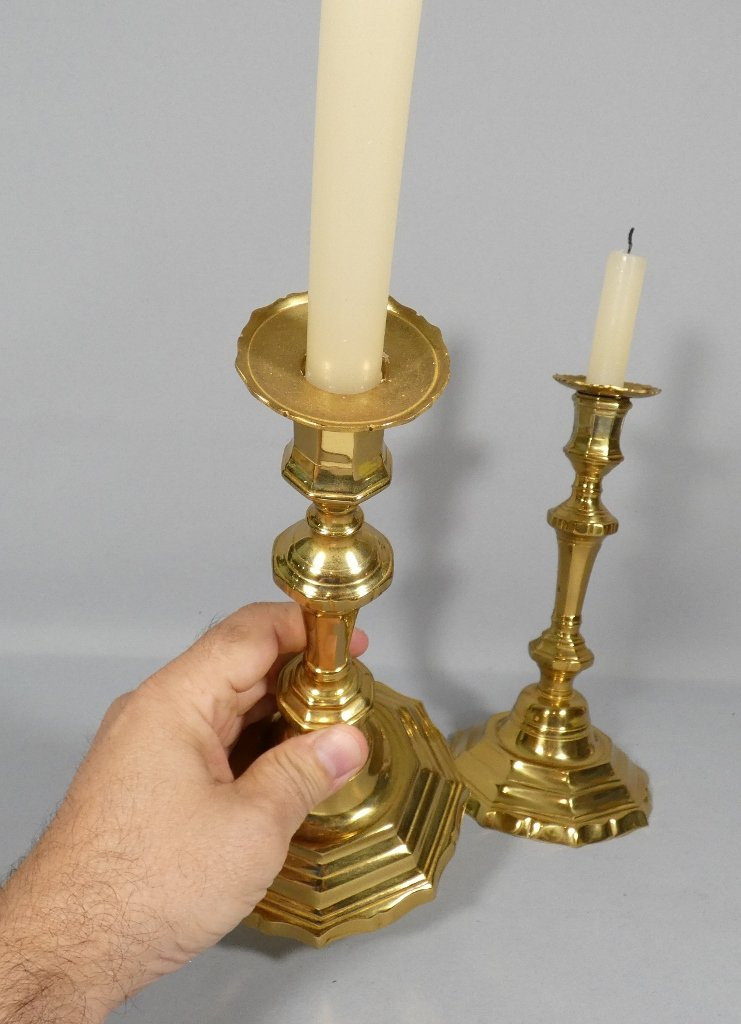 Paire de bougeoirs Louis XV en laiton doré, époque XVIII ème siècle-photo-1