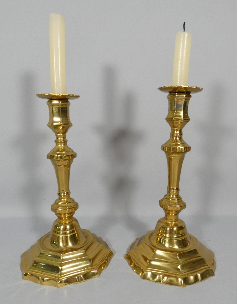 Paire de bougeoirs Louis XV en laiton doré, époque XVIII ème siècle