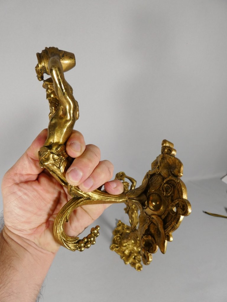 Paire de porte embrasses de rideaux aux hommes à la cruche, bronze doré XIX ème-photo-4
