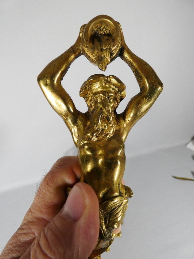 Paire de porte embrasses de rideaux aux hommes à la cruche, bronze doré XIX ème-photo-1